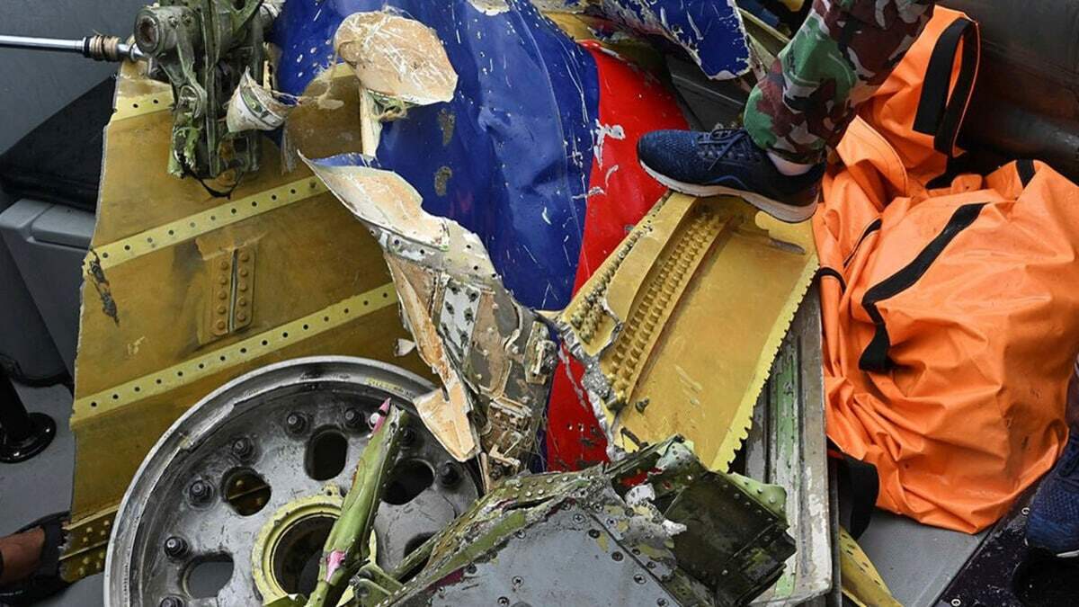 İnsan kalıntıları ve uçak enkazı çıkarıldı