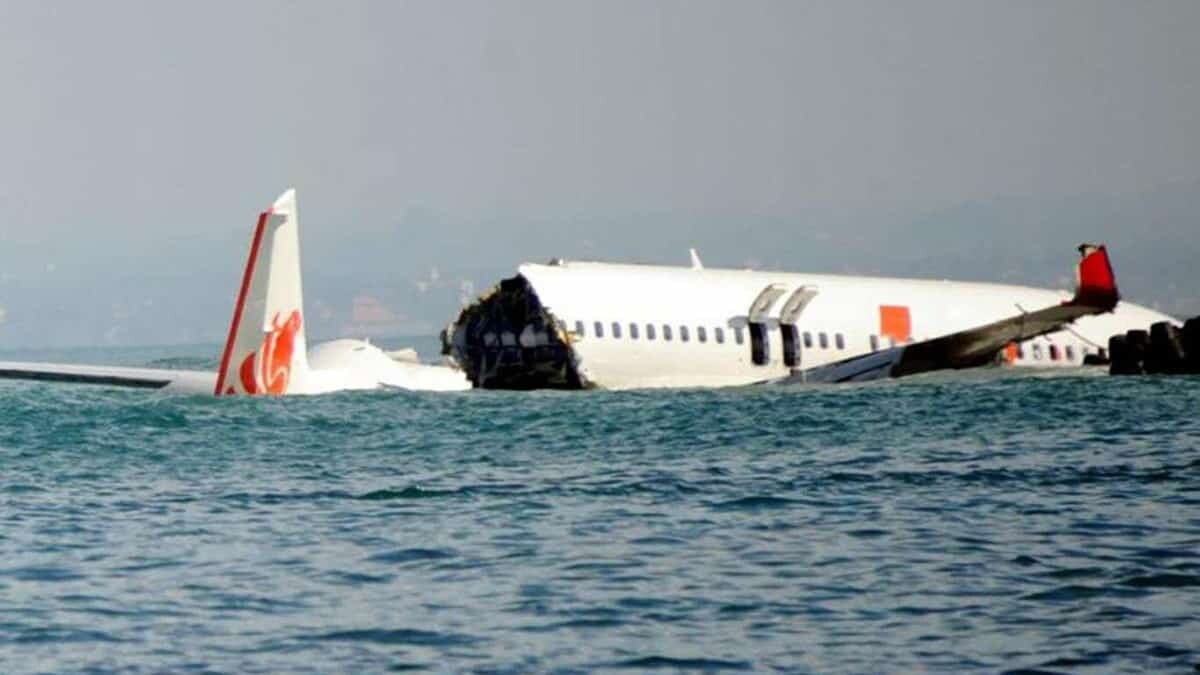 İnsan kalıntıları ve uçak enkazı çıkarıldı