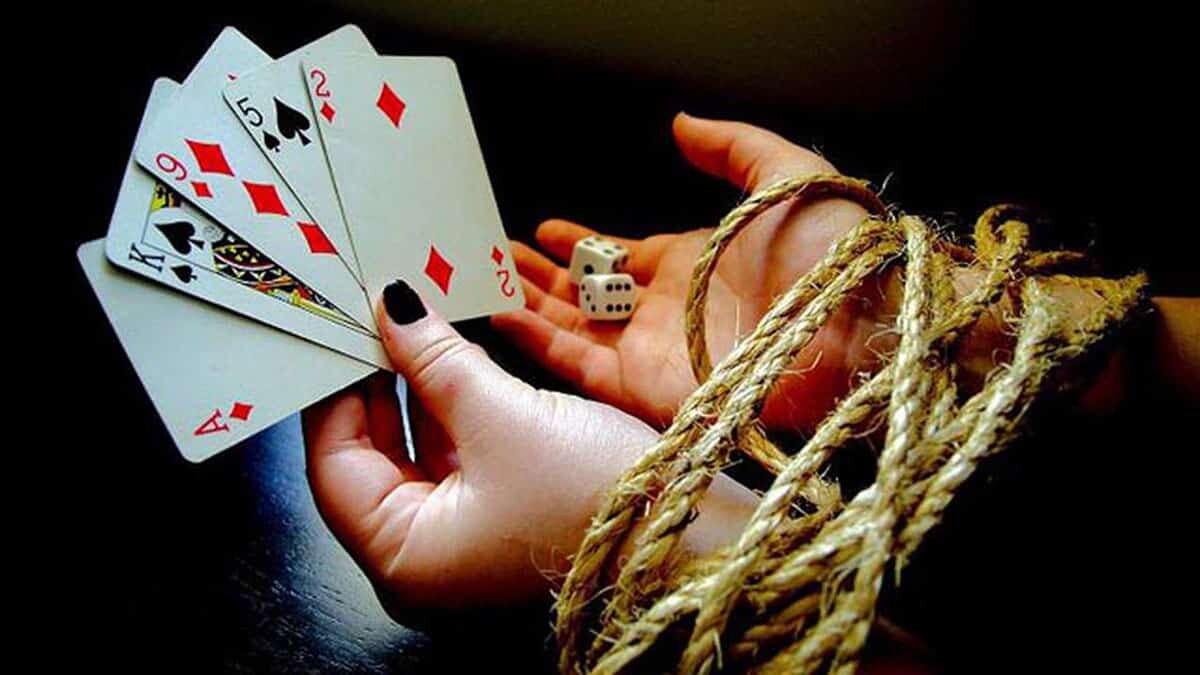 Kumarbaza ceza değil tedavi gerekiyor