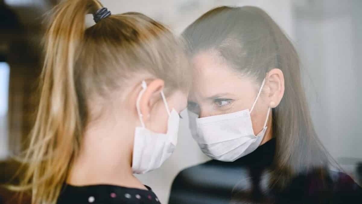 Koronavirüs hastaları çocukları ile aynı evde yaşayabilir