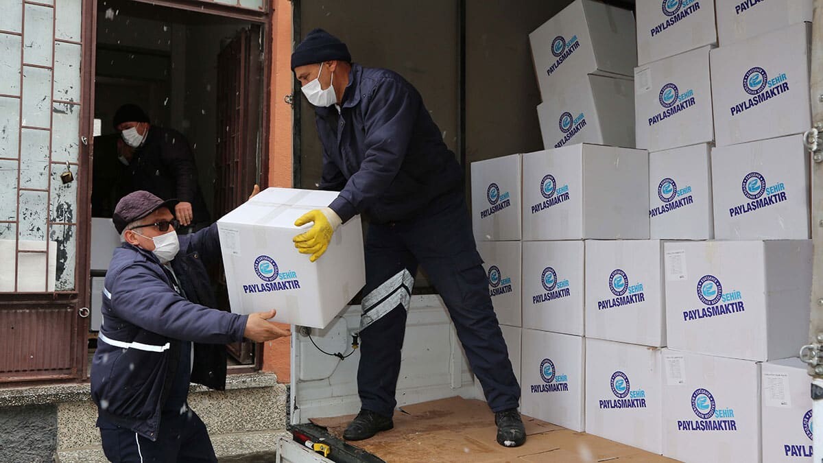 Paylaşım kolileri ihtiyaç sahiplerine ulaştırılıyor