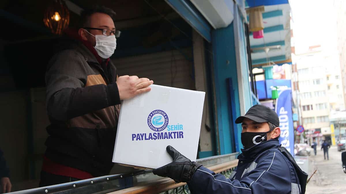 ‘Şehir Paylaşmaktır’ adıyla başlatılan destek uygulamasında hayırseverlerin satın aldığı paylaşım kolileri ihtiyaç sahiplerine ulaştırılmaya başlandı.