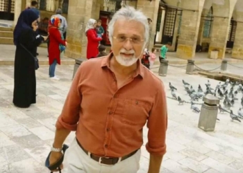 Elmayı tam ortadan ikiye böldü ok