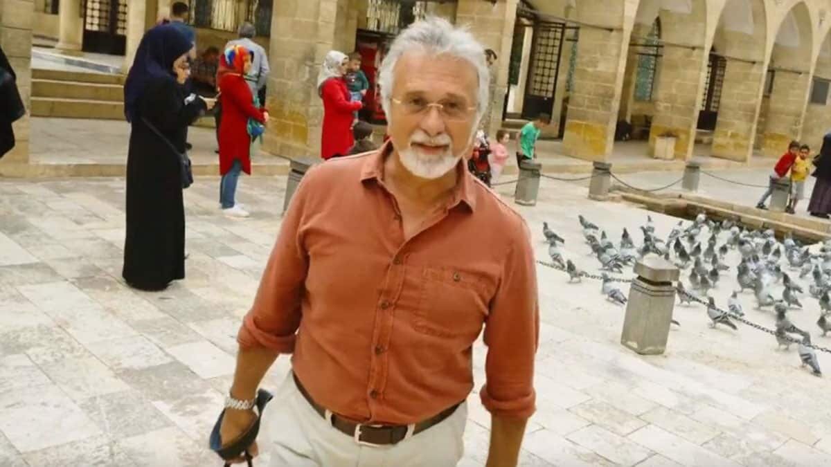 Elmayı tam ortadan ikiye böldü ok