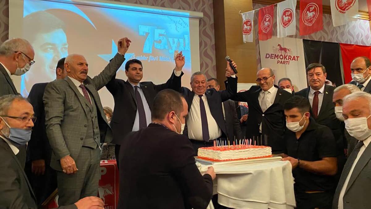 Konya Anemon Otel’de gerçekleştirilen ve Ordu Milletvekili Cemal Enginyurt ile Konya İl Başkanı Hasan Varlısenet’in de birer konuşma yaptığı programın sonunda daha evvel Demokrat Parti’de ilçe başkanlığı görevinde bulunmuş, son seçimlerde MHP’den seçilmiş Hafik Belediye Başkanı Selahattin Çuhadaroğlu da partiye katılım sağladı.