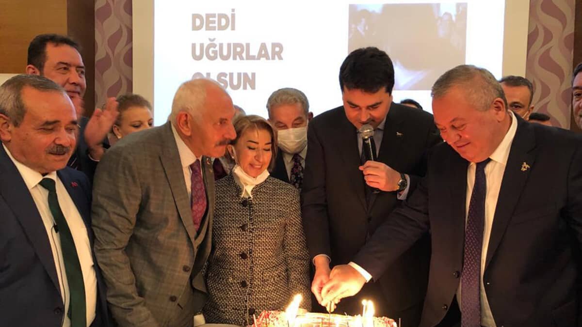 Bizler memlekete divane birer dervişiz; fikrimiz de millet zikrimiz de millet! Bizler Yassıada’yı, Zincirbozan’ı “çilehane” bilmiş, yasaklar ve zindanları “erbain” olarak değerlendirmiş bir davanın sahipleriyiz. Her inziva döneminde millet için, memleket için Allah’a dua etmiş, asla şahsi ikballer peşine sürüklenmemiş bir anlayışın neferleriyiz. Biz bitmeyiz inşallah, bitmez bizim memleket, devlet sevdamız.