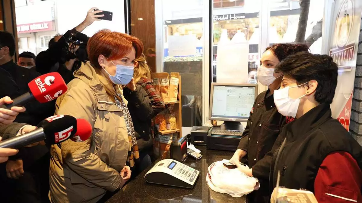 Akşener, esnaf gezilerinin devamında bugün i̇stanbul avcılar esnafını ziyaret etti. Akşener, "bu gündem esnafın derdine bir çare getirmiyor" dedi.