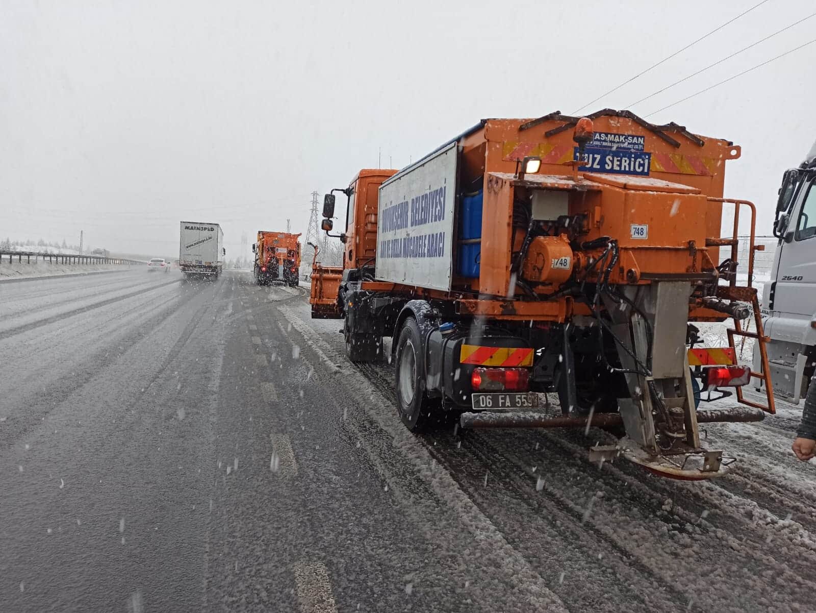 Başkent’te etkili olan kar yağışının ardından Büyükşehir Belediyesi teyakkuza geçti.
