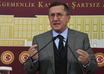 Vatandaş evde tenceresini kaynatamıyor. 1 liralık ekmek için metrelerce kuyruğa giriyor. İktidar ve küçük ortağı 1 liralık ekmeğe bile el uzatıyor.