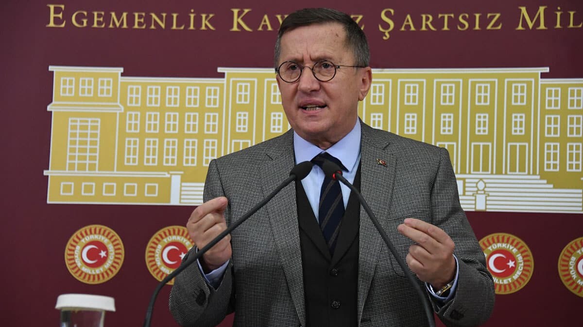 Vatandaş evde tenceresini kaynatamıyor. 1 liralık ekmek için metrelerce kuyruğa giriyor. İktidar ve küçük ortağı 1 liralık ekmeğe bile el uzatıyor.