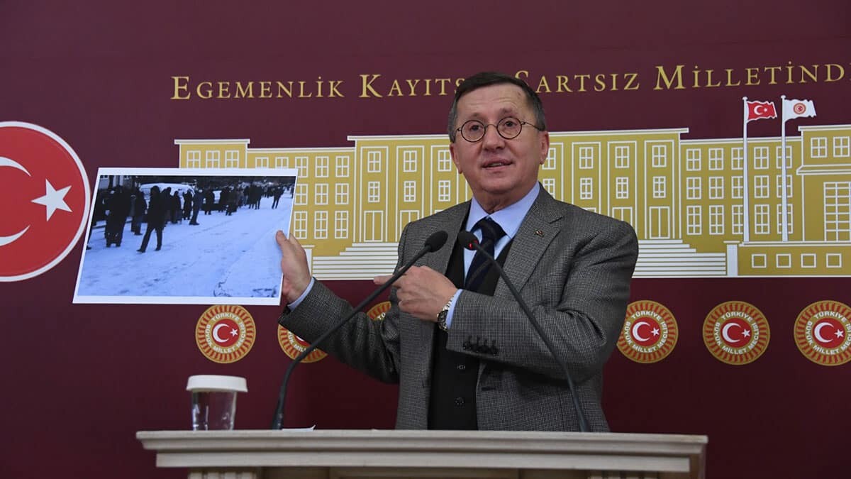 Vatandaş evde tenceresini kaynatamıyor. 1 liralık ekmek için metrelerce kuyruğa giriyor. İktidar ve küçük ortağı 1 liralık ekmeğe bile el uzatıyor.