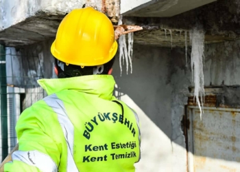 Buz sarkıtlarını temizleme çalışmaları sürüyor