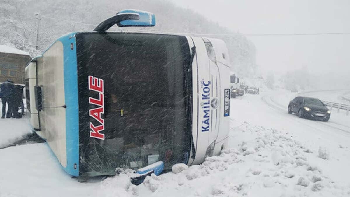 Yolcu otobüsü devrildi yaralılar var