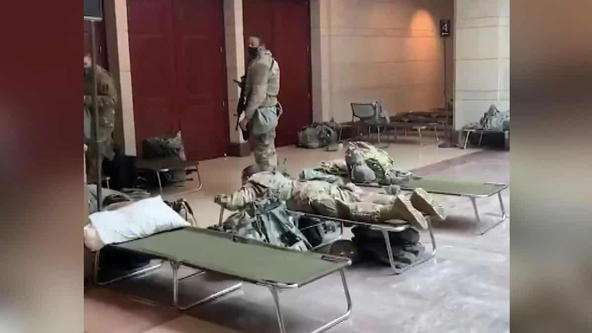 ABD Kongre binasına askeri sedye yığını