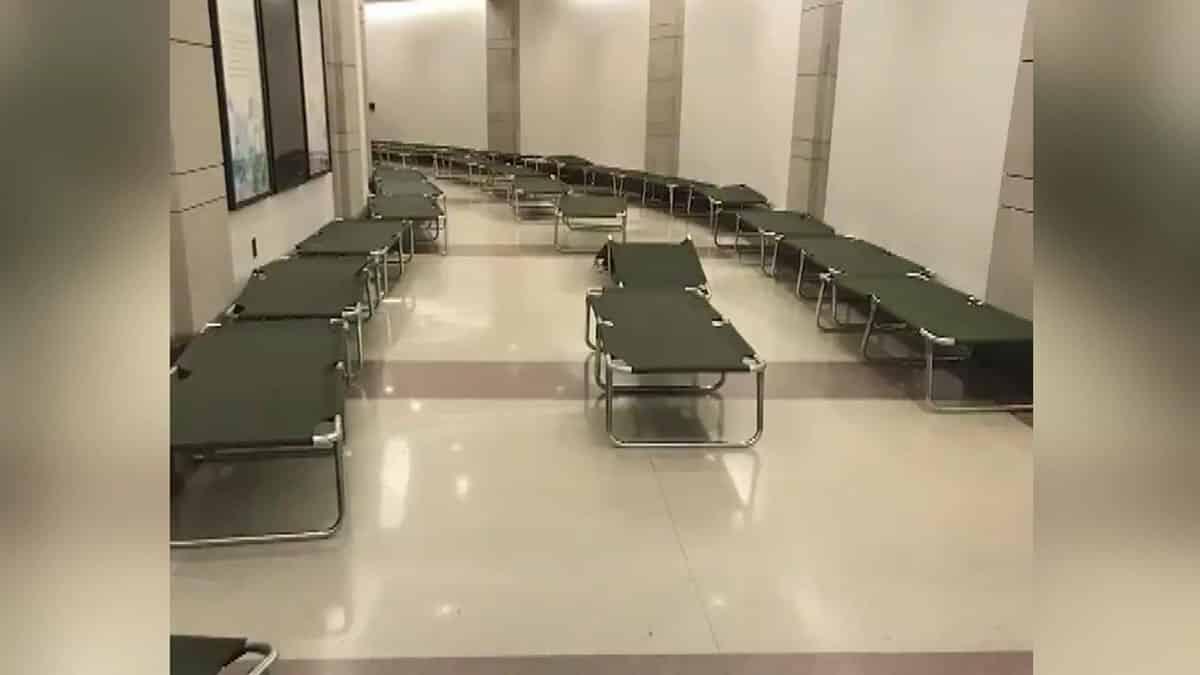 Ulusal muhafızlar gelen tepkiler nedeniyle ABD Kongre binasına askeri sedye yığını yaptı.