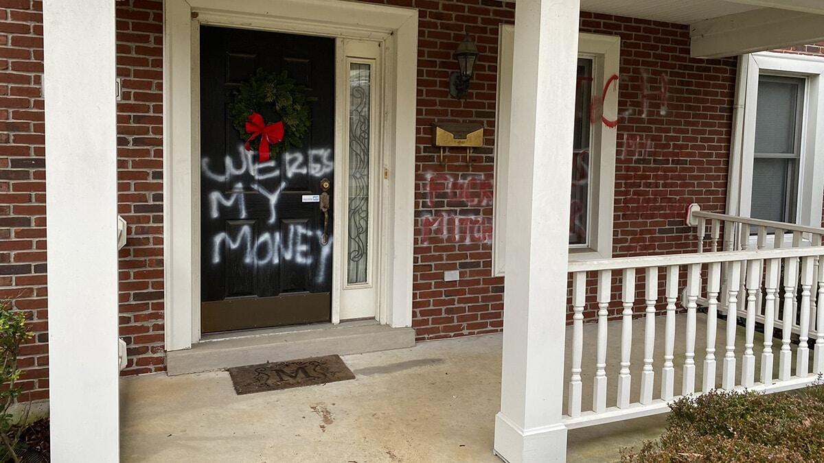 Pelosi'nin evinin önüne kesik domuz başı bırakıldı