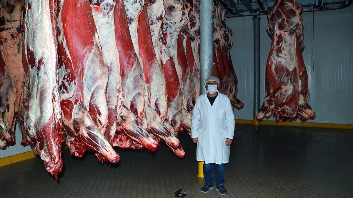 Güneşer, "Besiciler zorlu bir süreçten geçiyor, salgın sonrası toplu gıda tüketimi yapan yerlerin kapanmasıyla kırmızı et tüketimi düştü" dedi.