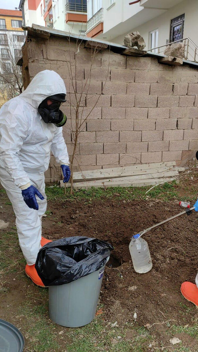 Toprağa gömülü içinde sıvı bulunan 11 bidon bulundu