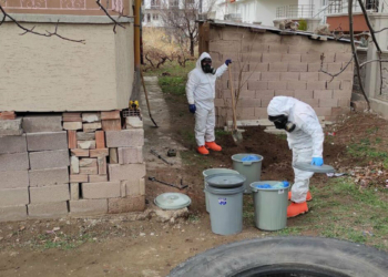 Toprağa gömülü içinde sıvı bulunan 11 bidon bulundu