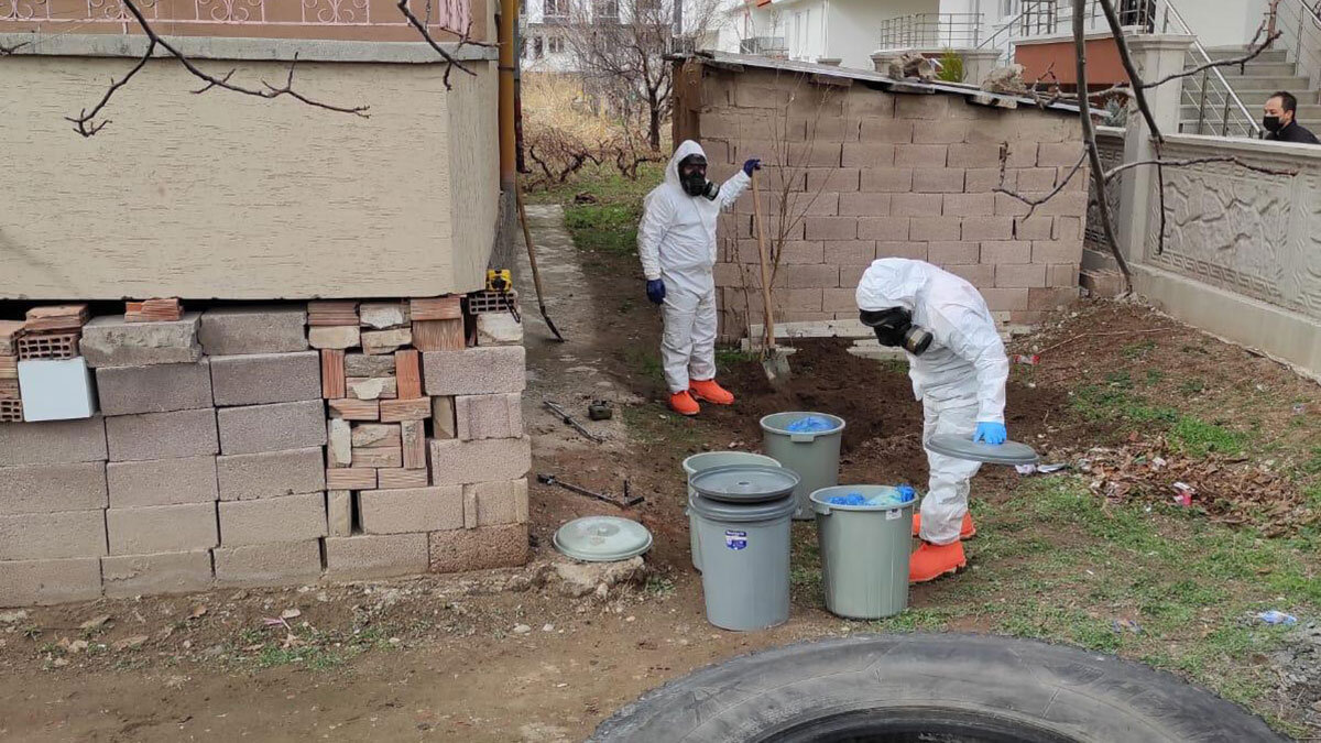 Toprağa gömülü içinde sıvı bulunan 11 bidon bulundu
