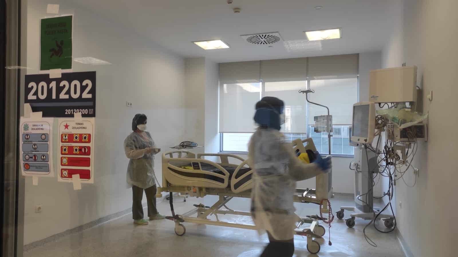 Ankara Şehir Hastanesi'ne Covid-19 şüphesi veya tanısı ile günlük başvuran hasta sayısı 3 binlerden 100'ün altına düştü.