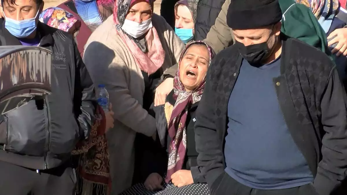 Pursaklar ilçesinde orhan gazi caddesi üzerindeki binanın garajında park halinde bulunan otomobilin içinde sabah saatlerinde 3 kişi hareketsiz bulundu. Haber verilmesiyle gelen sağlık ekiplerinin yaptığı incelemede 3 kişinin öldüğü belirlendi.