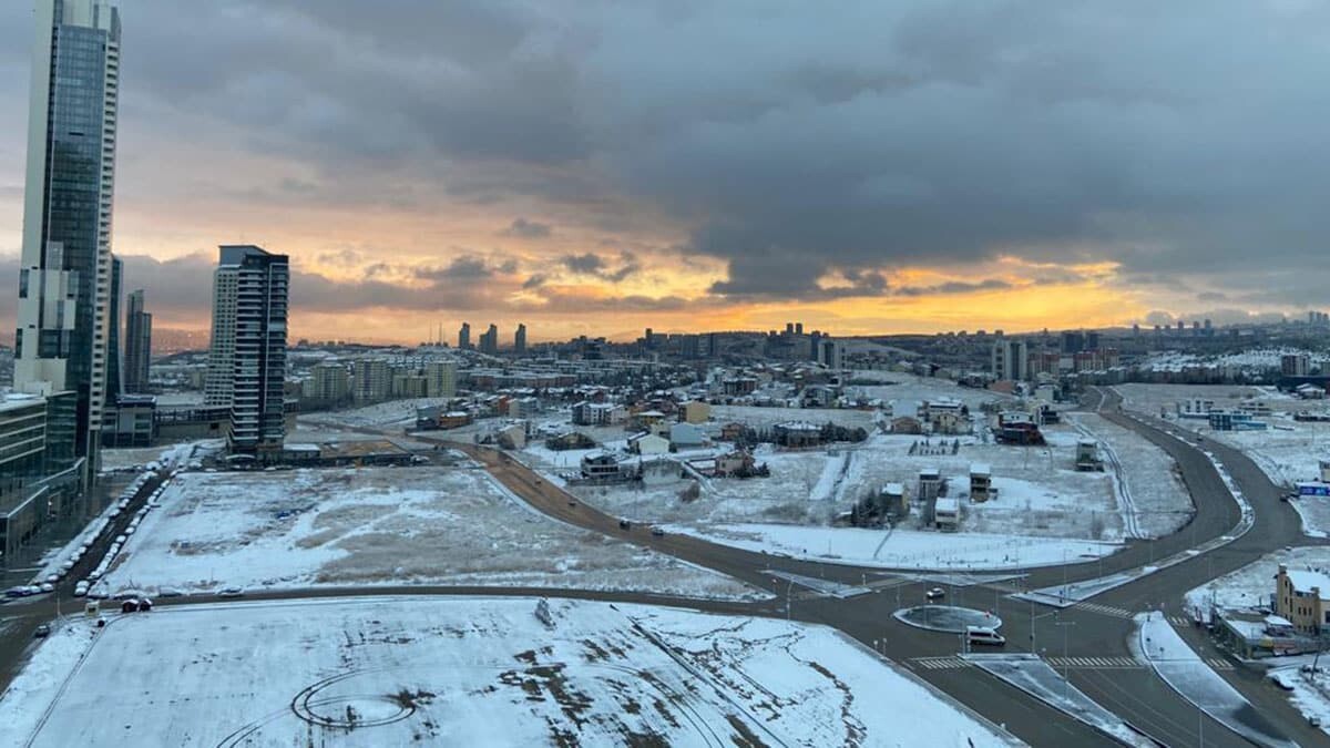 Belediye ekipleri, ana arterlerde kar küreme ve tuzlama çalışması yaptı.