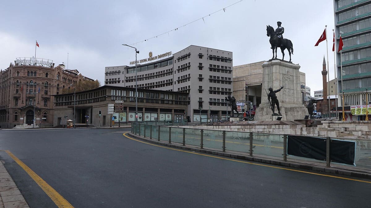 Ankara'da cadde ve sokaklar boş kaldı