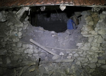 Ankara depreminde evler hasar gördü