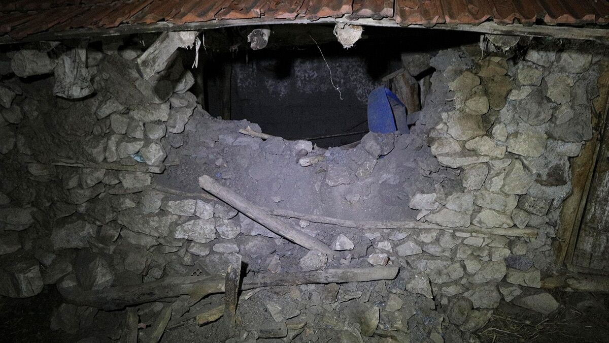 Ankara depreminde evler hasar gördü