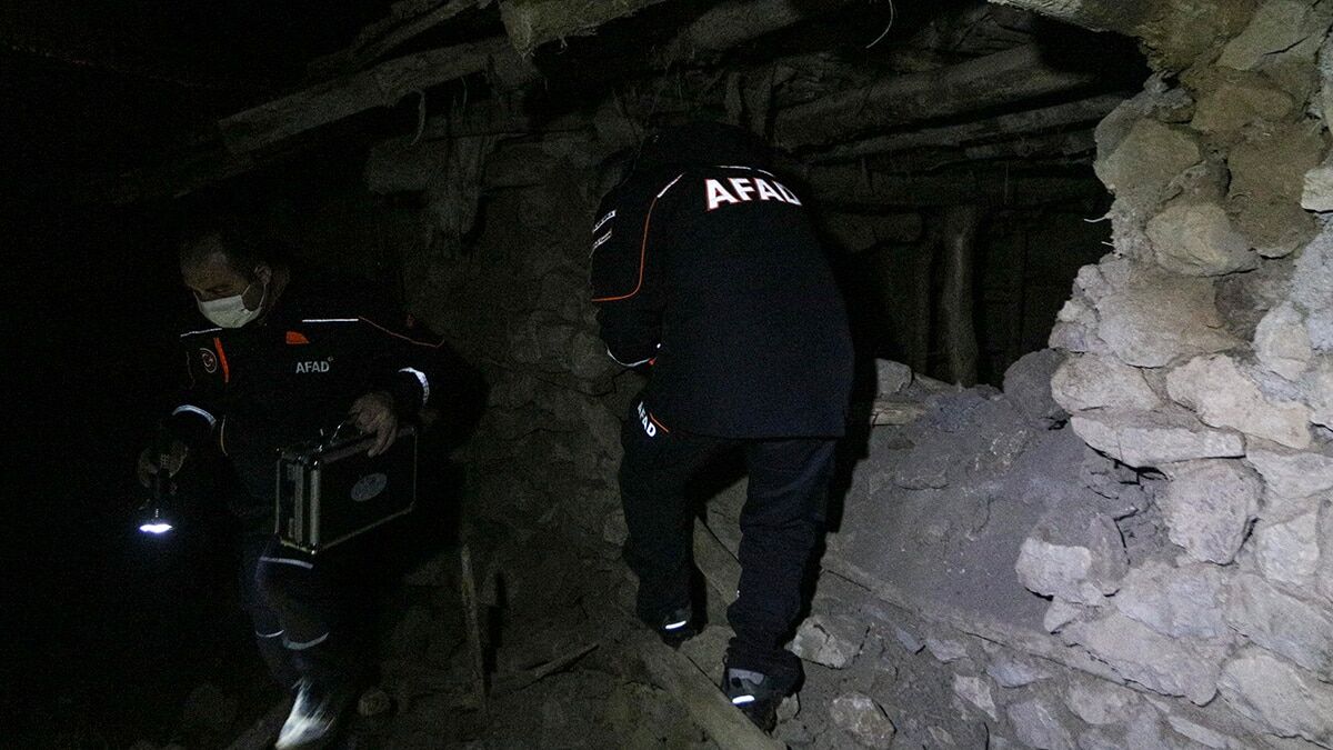 Ankara'nın Kalecik ilçesinde gece saatlerinde meydana gelen 4.5 büyüklüğündeki deprem nedeniyle ilçe merkezinde ve bazı köylerde bulunan evler hasar gördü.