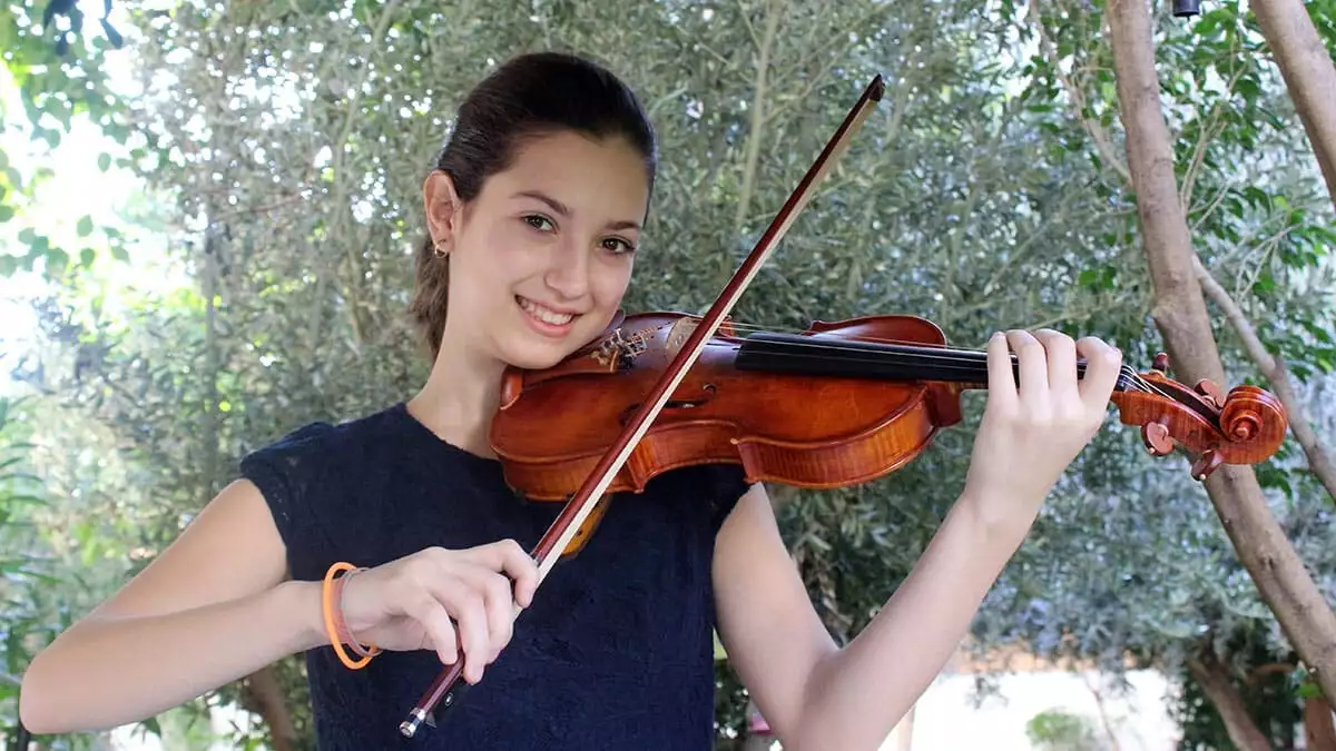 Akdeniz üniversitesi devlet konservatuvarı lise 2'nci sınıf keman öğrencisi irmak anne karnında müzikle tanıştı.