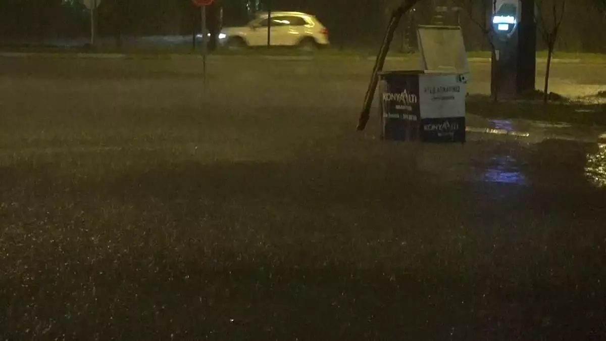 Antalya'da kuvvetli yağış gece saatlerinde etkili oldu bazı sokaklarda su birikintileri oluştu.