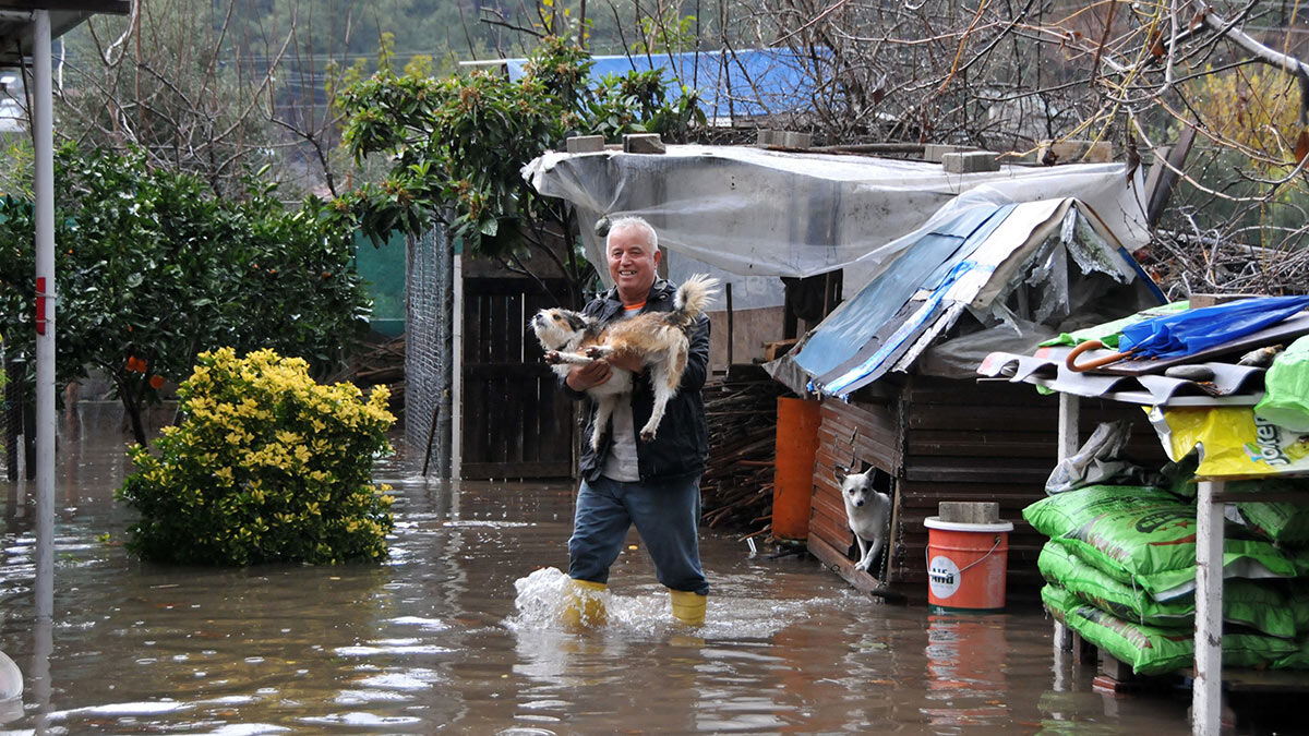 Meteoroloji Genel Müdürlüğü'nün 'turuncu kod' uyarısı verdiği Antalya'da sağanak etkili oldu.