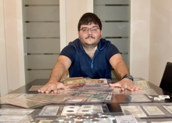 380 parça madeni para koleksiyonu oluşturdu