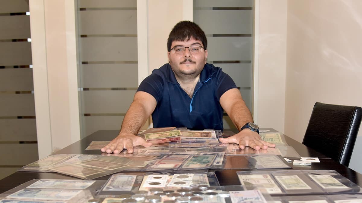 380 parça madeni para koleksiyonu oluşturdu