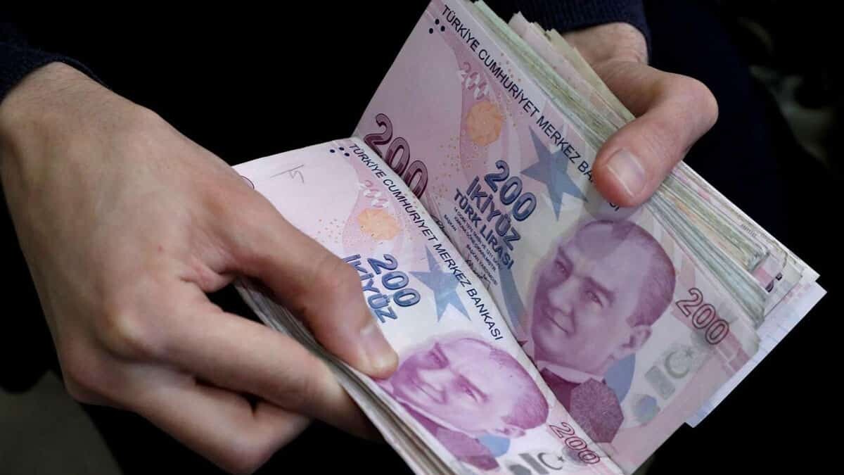 Biz dedik ki, asgari ücrette 3000 yapın, işverenden para çıkmasın. Zam yapıldı 2850 civarında, işvereninki 4200 lira oldu. Yani 500 lira zam yapıldı 750 lira işveren ekstra para ödeyecek. Şimdi ne olacak tüketim olmayacak, işçi çıkarılacak, yeni iş arayanlar iş bulamayacak.