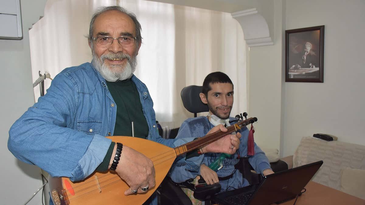 Baba Hüseyin Gündüz oğlunun şiirlerini sazıyla türkü olarak besteledi. Şimdi baba oğul saz eşliğinde türküleri söylüyor.