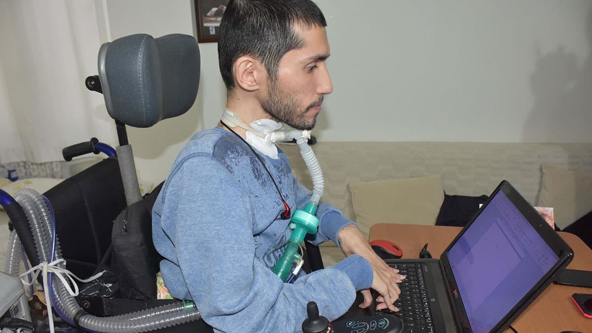 Oğlunun şiirlerini sazıyla türkü olarak besteledi