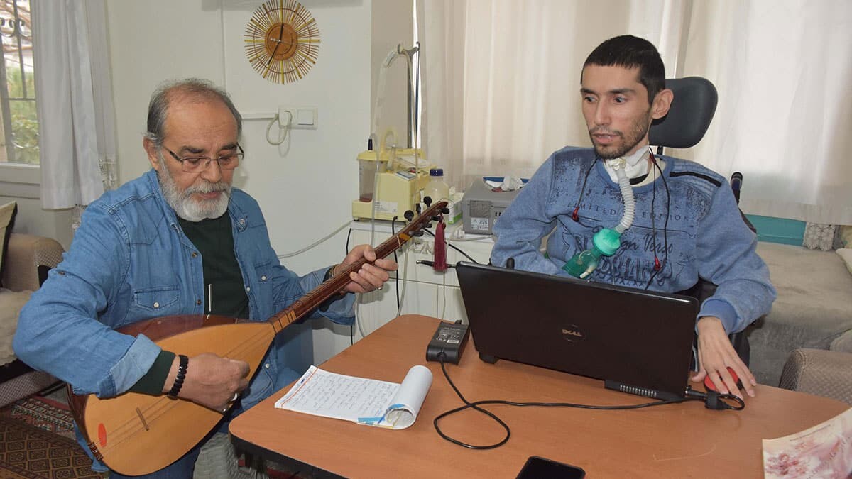 Oğlunun şiirlerini sazıyla türkü olarak besteledi