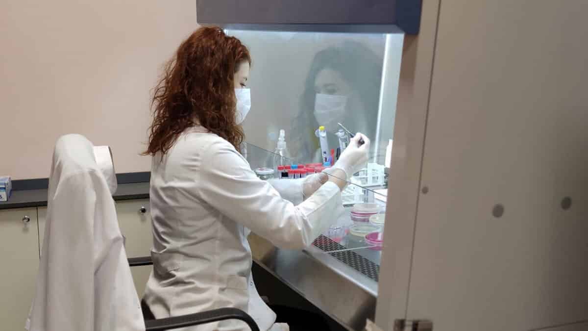 Dr. Sipahi, mikrobiyota bozuklukları Covid- 19 arasında çeşitli ilişkiler bulunduğuna dikkat çekerek, şöyle konuştu: Mikrobiyota ya da bağırsak floramız vücutta birçok şeyde söz sahibidir. Evet Covid- 19 ile çeşitli ilişkileri var dedi.