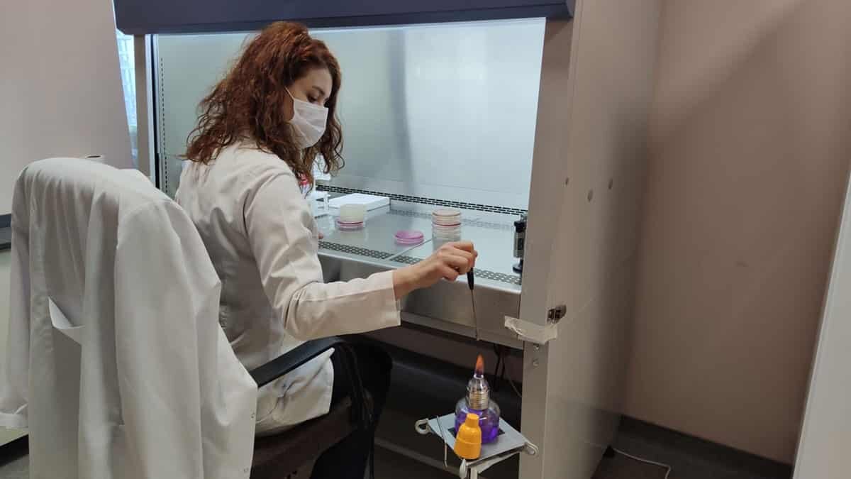 Dr. Sipahi, incelemeler sonucunda bağırsak mikrobiyota bozuklukları ile Covid- 19 arasında çeşitli ilişkiler bulunduğuna dikkat çekti.