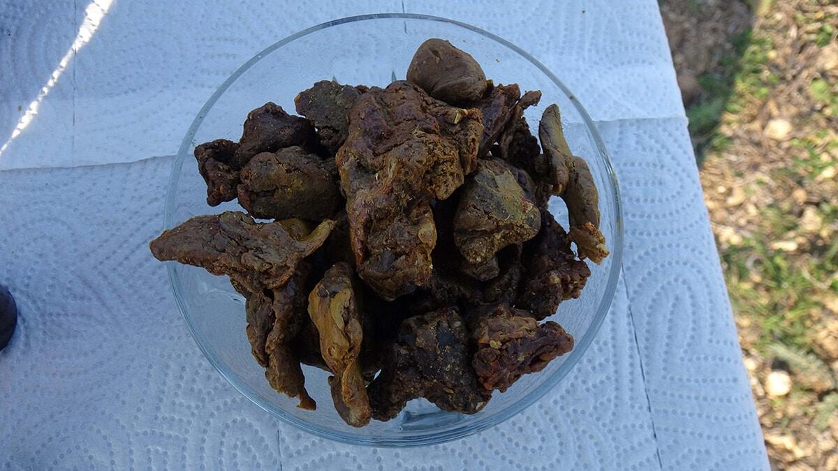 Arıların çiçeğin yaprak, sap ve öz sıvılarından topladıkları macun şeklinde olan bağışıklık sistemini güçlü tutan propolis'in litresi 10 bin TL.