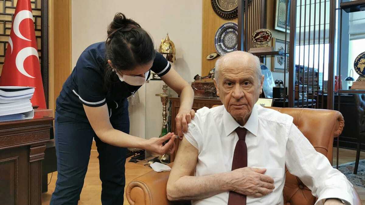 Bahçeli de koronavirüs aşısı oldu