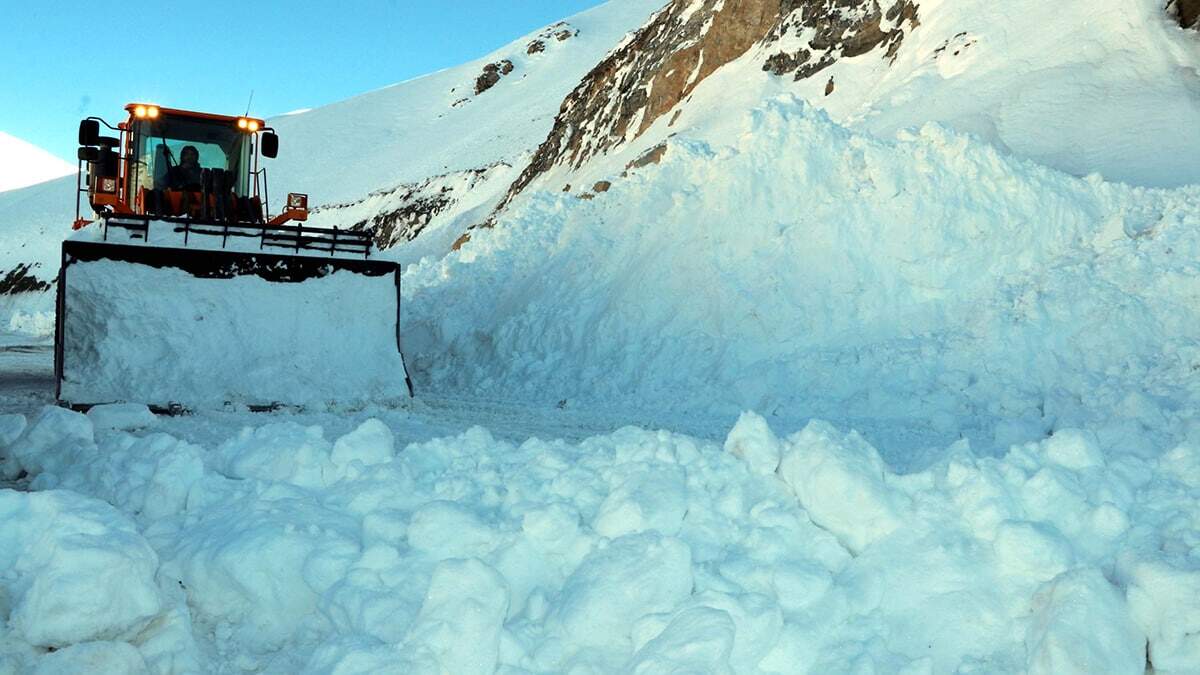 Bahçesaray karayolu yeniden ulaşıma açıldı