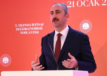 Adalet Bakanının hakim savcı cübbesi yoktur