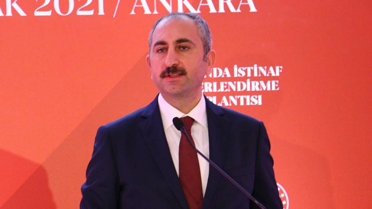 Adalet Bakanının hakim savcı cübbesi yoktur