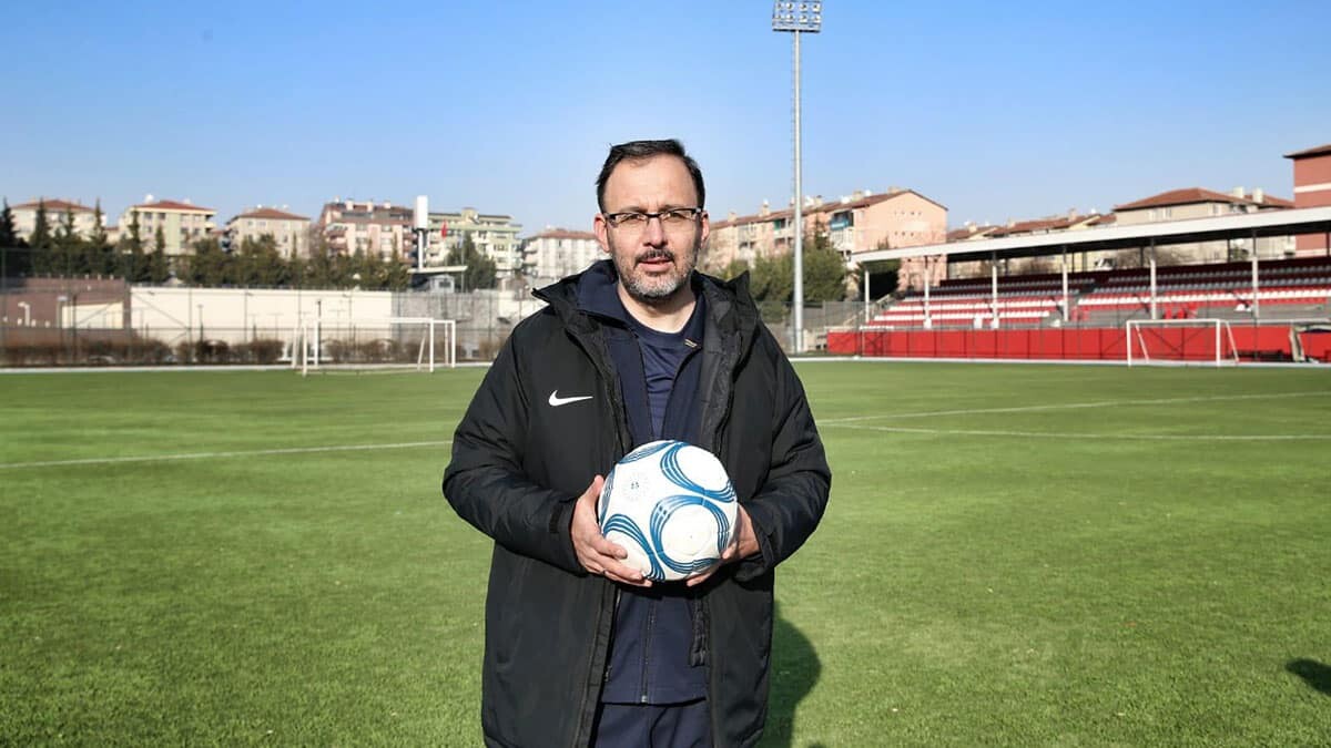 Kasapoğlu, Spor seyircisiyle güzel. Kol kola bir şekilde seyircilerimizin spor müsabakalarını izleyecekleri günlerin yakın olmasını temenni ediyorum.