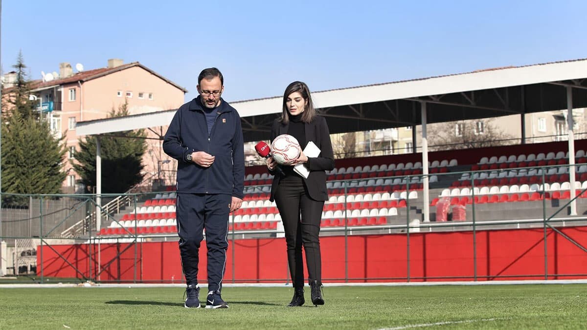 Spor seyircisiyle güzel