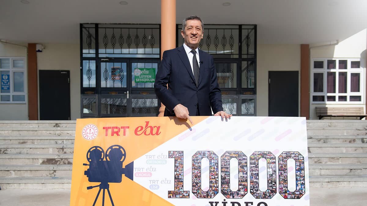 Selçuk, "Salgın eğitimin ortasına bir göktaşı gibi düştü. Gördük ki zamanın ruhuna ayak uydurmadan bundan sonrasını götüremeyeceğiz" dedi.